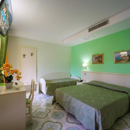 איסקיה Hotel Rivamare מראה חיצוני תמונה