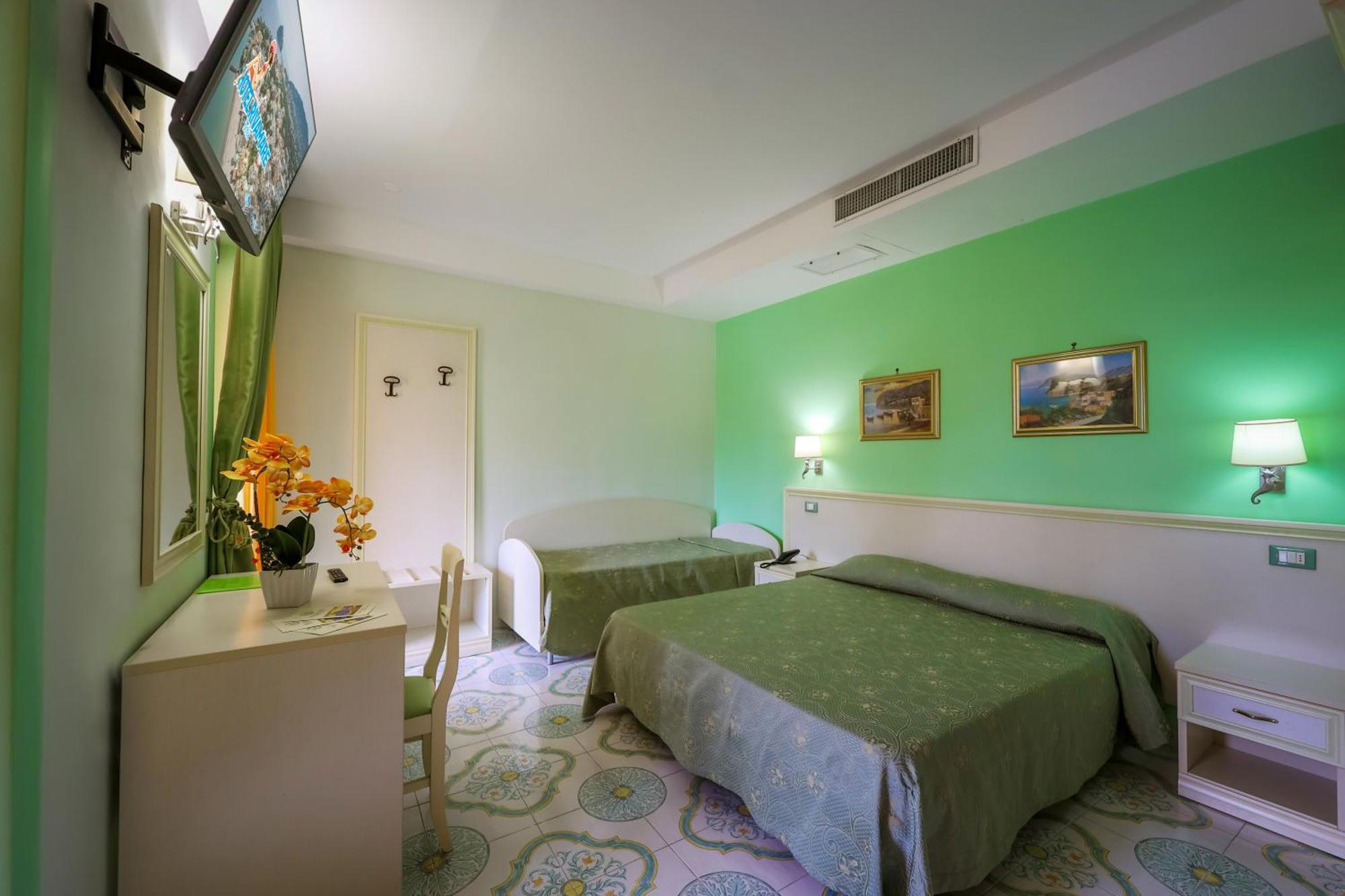 איסקיה Hotel Rivamare מראה חיצוני תמונה