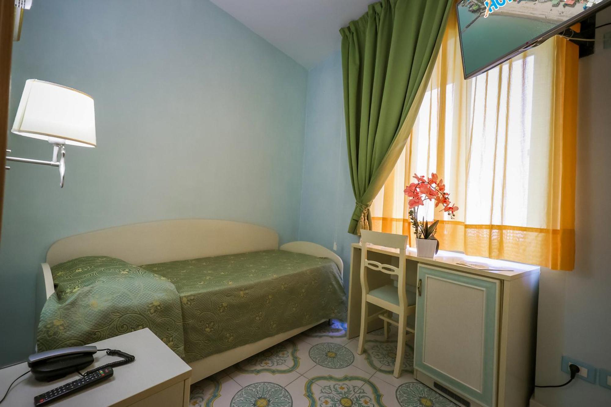 איסקיה Hotel Rivamare מראה חיצוני תמונה
