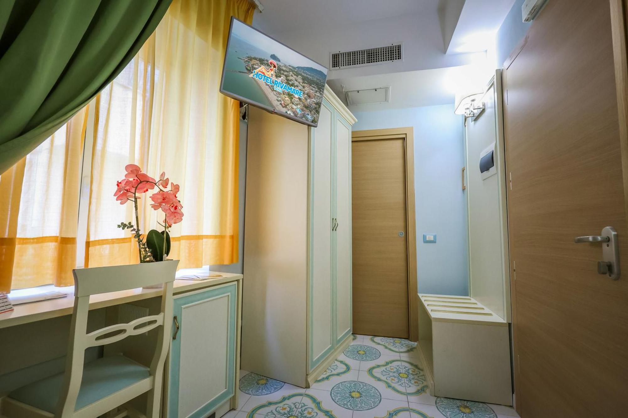 איסקיה Hotel Rivamare מראה חיצוני תמונה