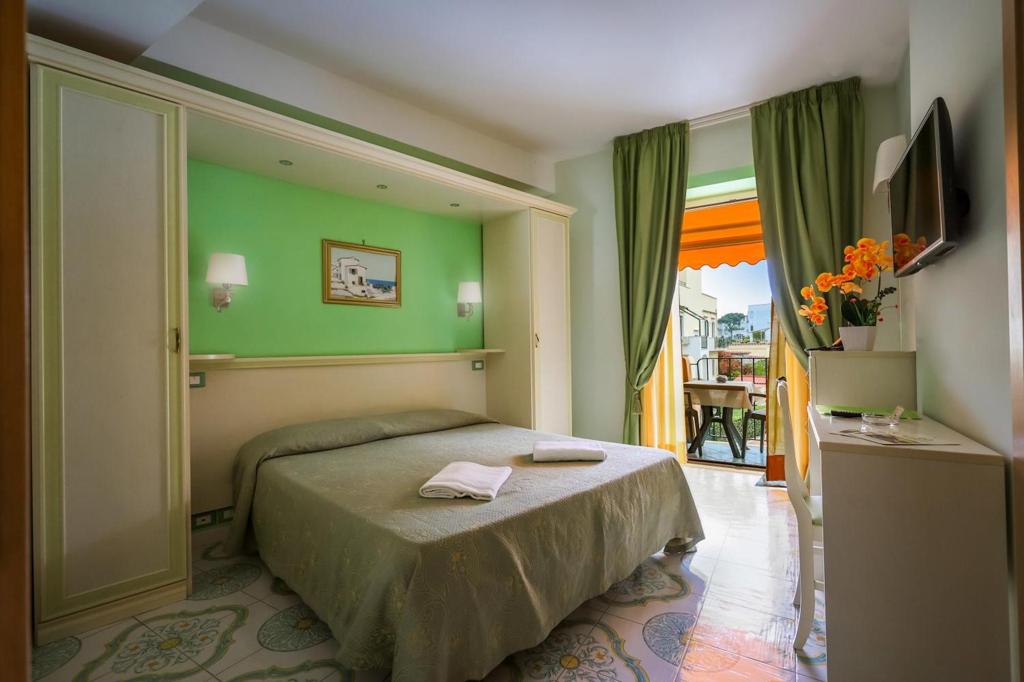 איסקיה Hotel Rivamare מראה חיצוני תמונה