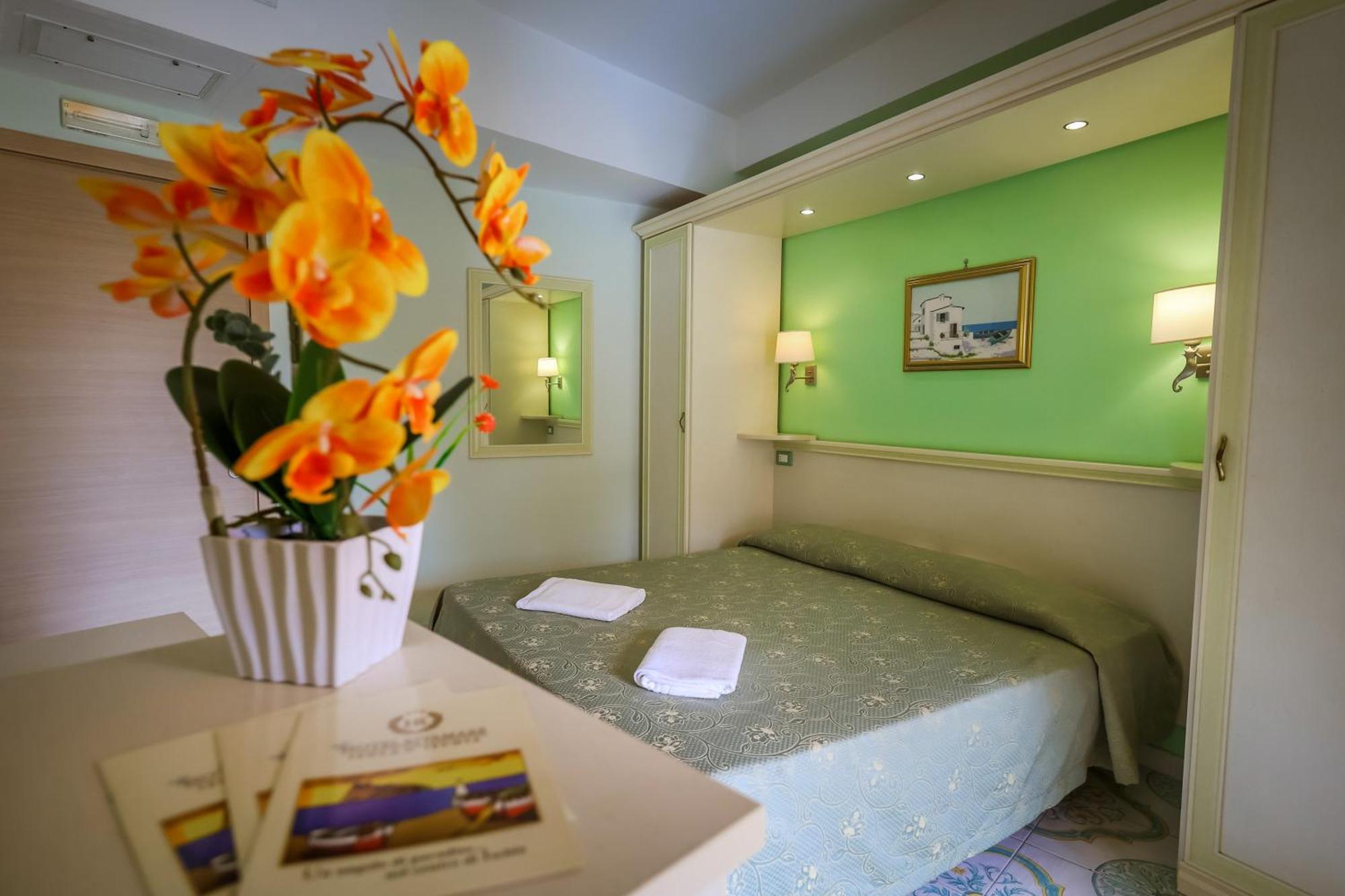 איסקיה Hotel Rivamare מראה חיצוני תמונה