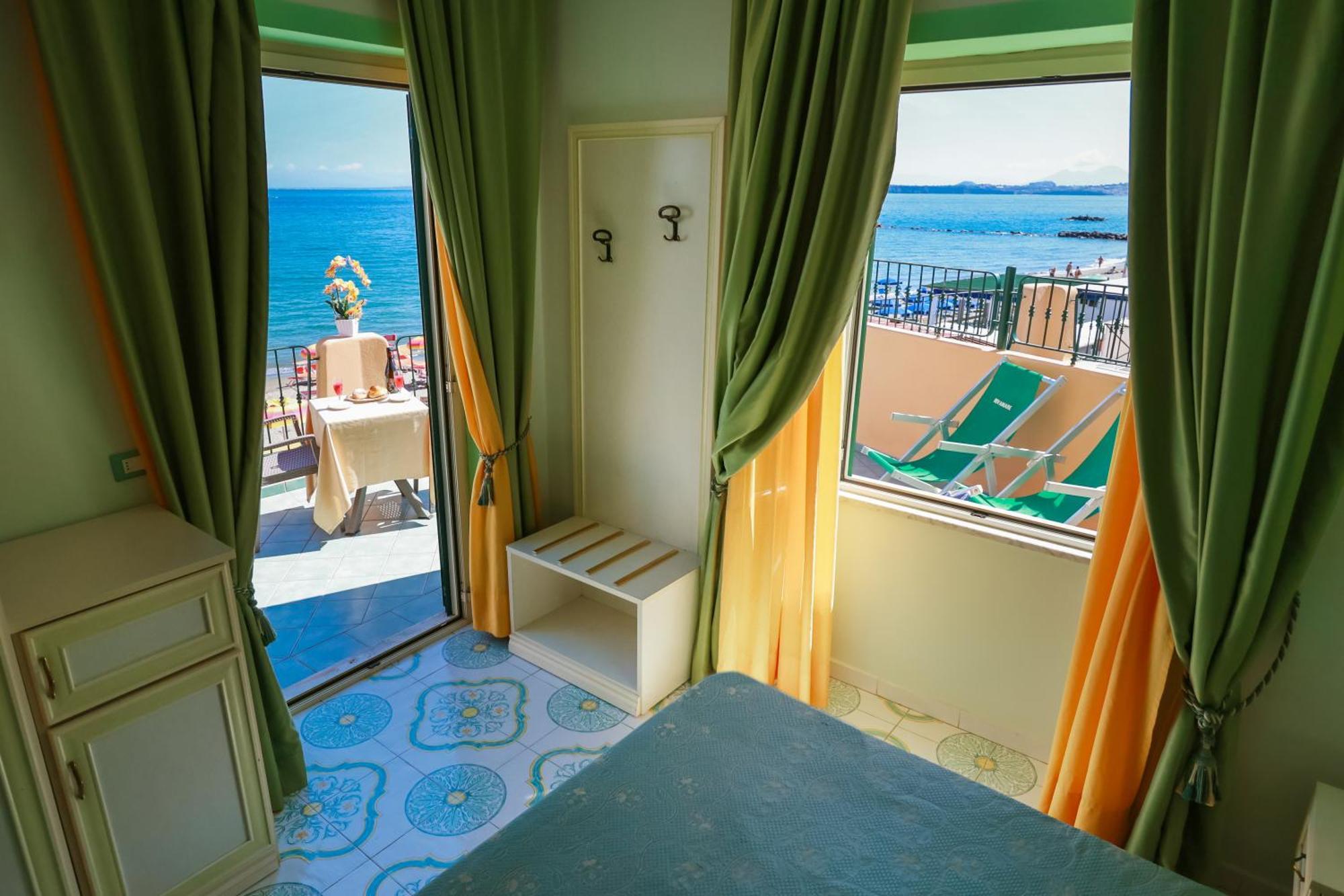 איסקיה Hotel Rivamare מראה חיצוני תמונה