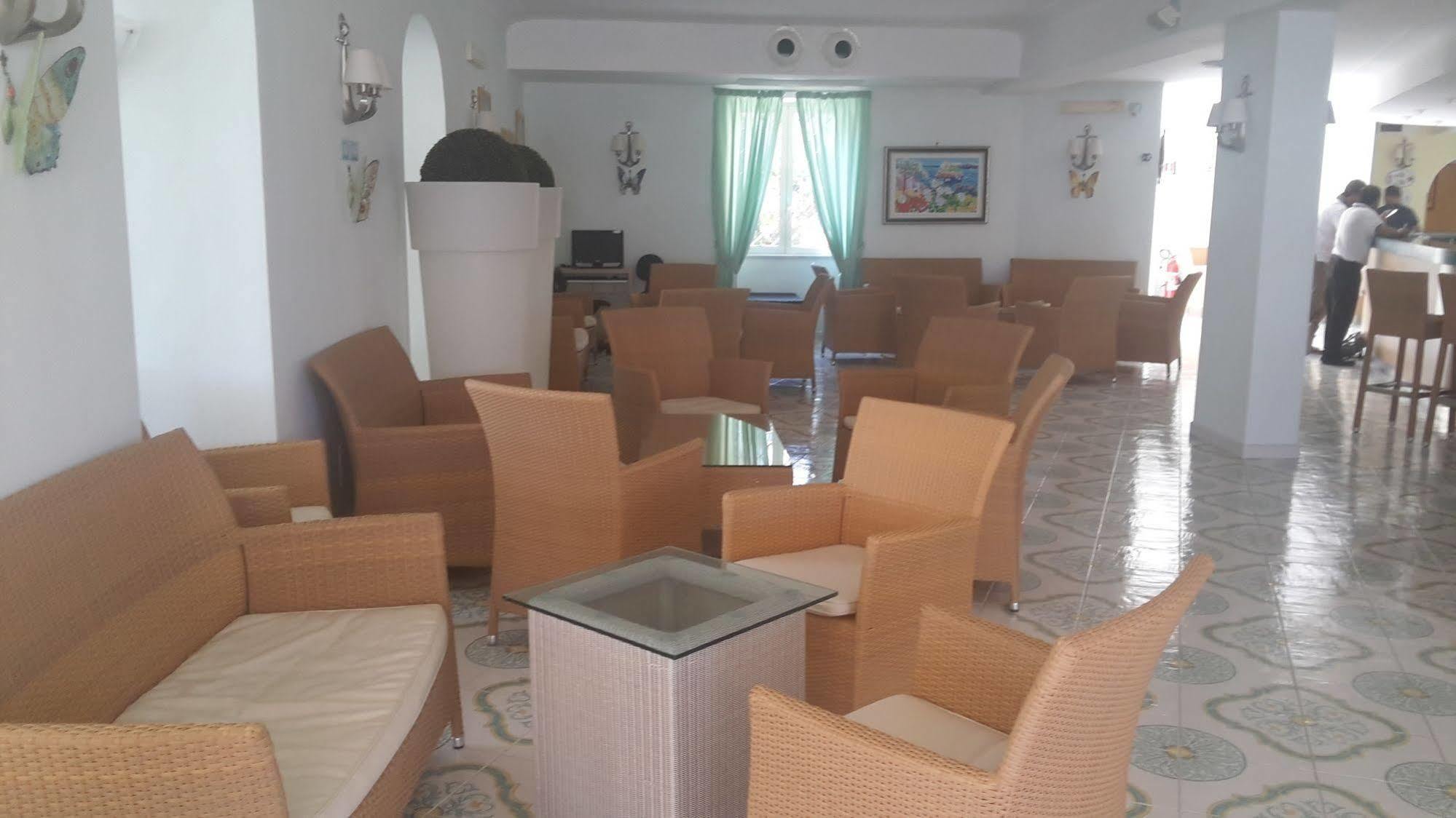 איסקיה Hotel Rivamare מראה חיצוני תמונה
